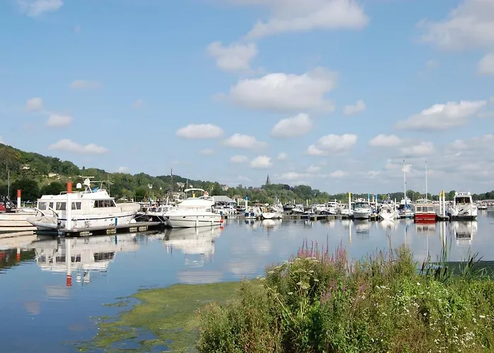 Cozy Floating Boatlodge "Maastricht".